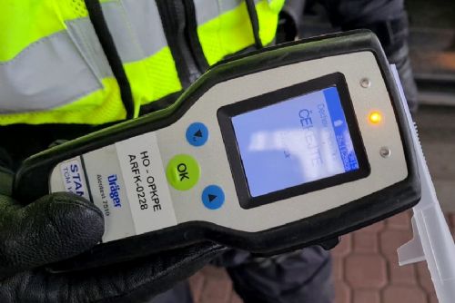V Dubňanech zastavili řidiče s 3,88 promile. Spolujezdkyně kopla do policejního auta