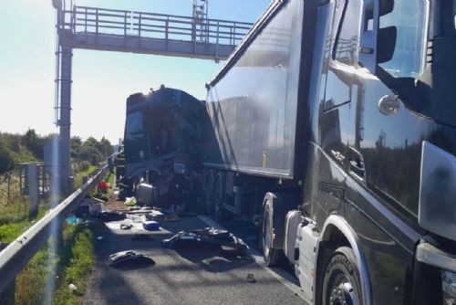 D5 u Mýta dnes odpoledne uzavřela nehoda dvou kamionů. Vážně zraněného řidiče odvezl vrtulník