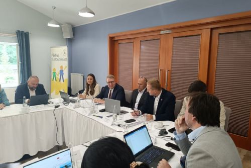Kraje varují před nedostatkem peněz na sociální služby. V Plzni jednaly s ministrem Juchelkou