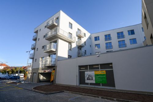 Plzeň dokončila první městský bytový dům na Světovaru, nabídne 34 moderních bytů