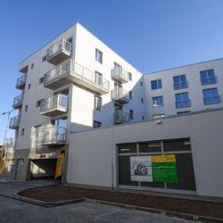 Plzeň dokončila první městský bytový dům na Světovaru, nabídne 34 moderních bytů