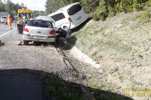 Dvě auta skončila po nehodě na D5 u Holoubkova mimo dálnici. Dva lidé se zranili