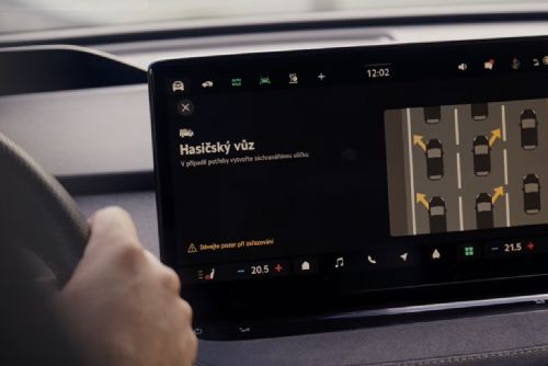 Plzeň jako první v Česku pouští hasiče přes semafory. Řidiče může varovat i jejich auto