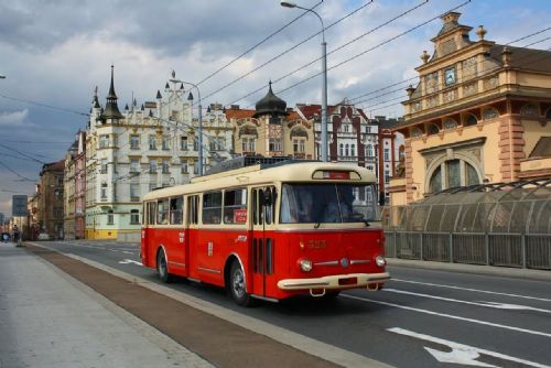 Zažijte sváteční Plzeň z oken legend! Do ulic dnes po roce opět vyjíždějí retro trolejbusy