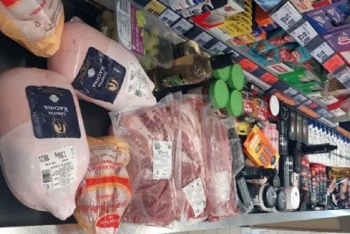 Nákup za 36 tisíc chtěl odvézt bez placení. Košík byl tak plný, že se zboží nevešlo ani pás  