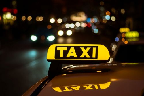 Taxikáři mohou v Praze čelit zkouškám z češtiny a místopisu. Sněmovna dala obcím možnost je zavést