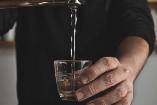 Voda z vodojemu Odolena Voda není pitná kvůli olovu. Cisterny jsou v Klecanech i Zdibech