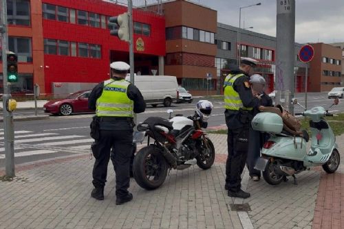 Pražští policisté při kontrolách řešili 15 motorkářů v cyklopruzích. Pokuty dosáhly téměř 18 tisíc