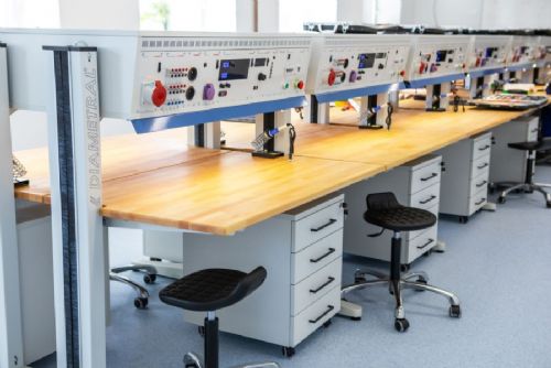 Střední škola v Kyjově otevřela technicko-vzdělávací centrum za 220 milionů. Přibyly dílny i roboti