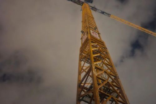 Opilá dvojice vylezla na jeřáb v centru Brna. Dolů ji dostali hasiči