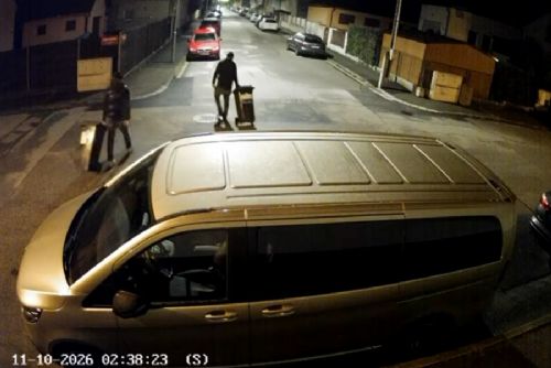 Policie pátrá po dvojici zachycené kamerou v Nemanicích. Prověřuje krádež popelnic i poškození auta