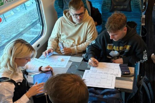Vlak se změnil na čtyři dny v učebnu. Studenti plzeňské univerzity rozjížděli vlastní podnikání