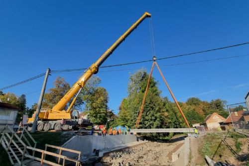 V Čeminech usadili nosníky nového mostu. Silnice II/180 má být průjezdná od prosince