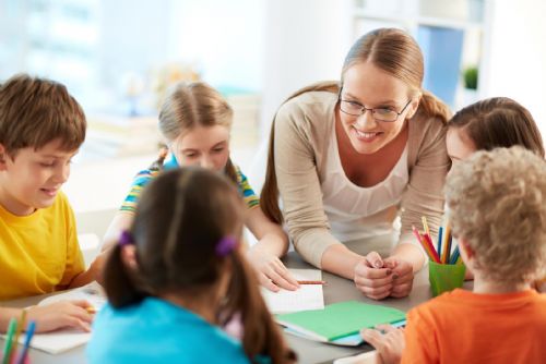 Velká změna ve školních třídách. O využití asistentů pedagoga mají nově více rozhodovat ředitelé