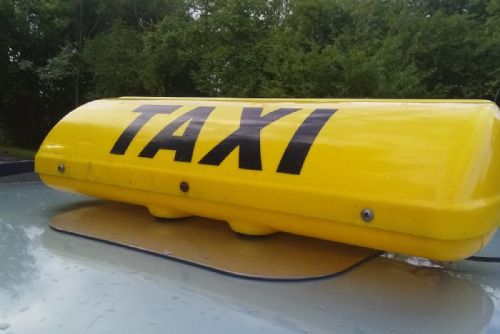 Měli by taxikáři povinně umět česky? Nový zákon umožní městům zavést jazykové zkoušky