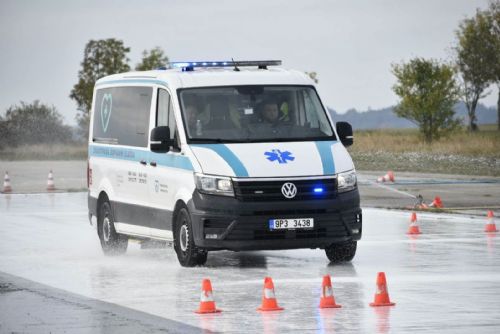 Řidiči sanitek z Domažlic trénovali jízdu v dešti. Měsíčně najezdí 50 tisíc kilometrů