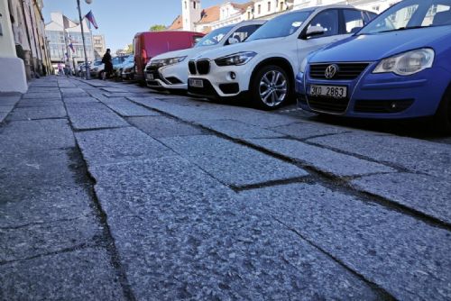 Domažlice opraví chodník na náměstí Míru, velkoplošná dlažba se bude přeskládávat
