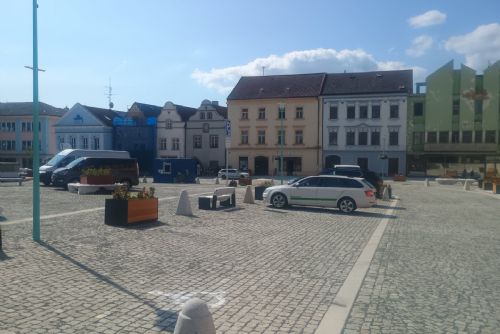 Tachov mění pravidla parkování v centru. U Mže jsou nově dvě hodiny zdarma, SMS platby končí