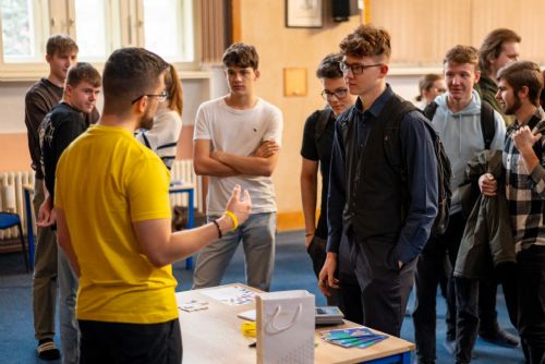 Vysokoškoláci vyrážejí za středoškoláky. Roadshow ZČU pomáhá s výběrem budoucího studia