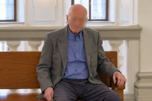 Dlouhodobý spor sousedů skončil střelbou ve sklepě. Seniorovi v Plzni hrozí až 12 let vězení