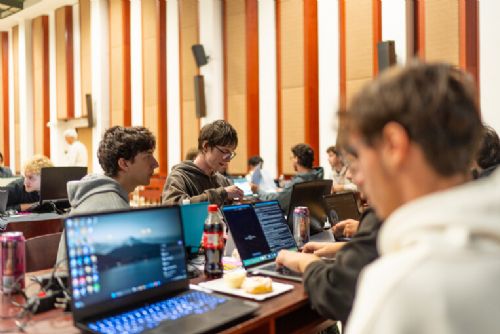 24 hodin, sedm týmů a souboj o nejlepší nápad. Studenti ZČU zabodovali v napínavém hackathonu