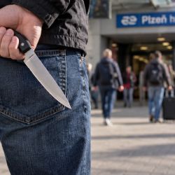 Útok nožem před plzeňským nádražím má dohru. Policie obvinila muže z pokusu vraždy