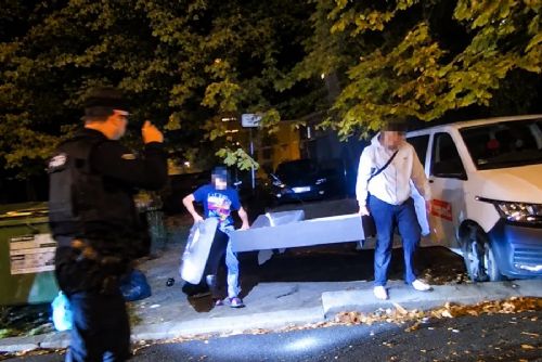 Chtěl se zbavit nepotřebné postele a odložil ji ke kontejnerům. V Plzni ho načapali strážníci