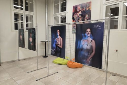 Na ZČU v Plzni otevřeli výstavu Síla v barvách o ženách po léčbě rakoviny prsu