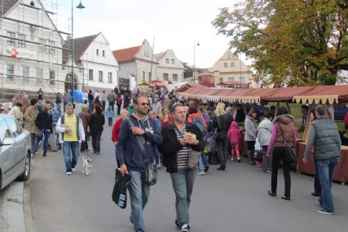 Med, dobroty i kuchařská show. Koterovská náves zve na 12. ročník Medového jarmarku