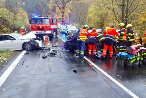 Tragická nehoda na silnici z Plzně do Karlových Varů. Řidič (36) zemřel, žena skončila v nemocnici