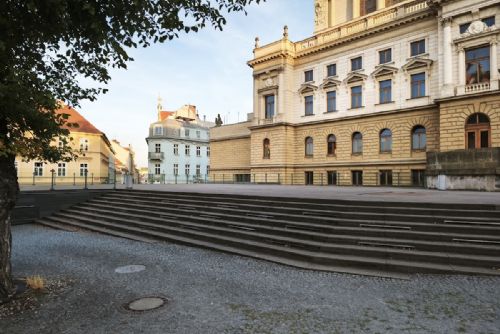 Plzeň opraví severní terasu u Velkého divadla. Lamely nahradí betonová dlažba