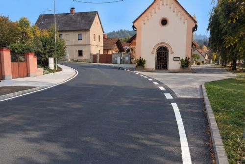 Silnice v Příchovicích je opravená. Nový povrch a chodník vyšly na miliony korun