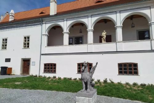 Rytíři dnes vytasí meče na zámku Mokrosuky. Šerm, středověká zábava i velká charitativní aukce
