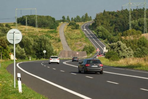 Rychlostní rekordman policejní akce! Na Domažlicku jel 154 km/h, přišel o řidičák