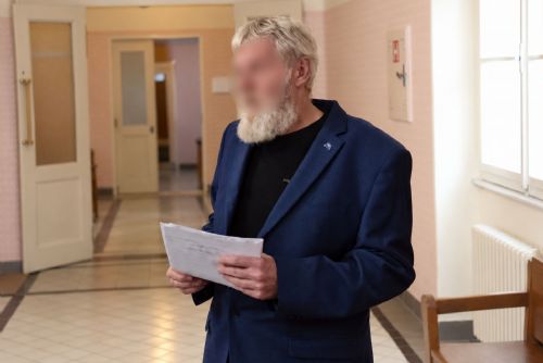 Léčitel z Klatovska čelí obžalobě ze znásilnění nezletilé. Další ženy popisují nechtěné sexuální kontakty