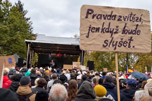 Dva tisíce lidí zaplnily náměstí Míru v Plzni. Protest proti změnám ve financování médií sílí