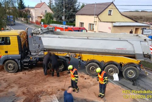 V Nýřanech se srazila tři vozidla. Nákladnímu se utrhla náprava, vytekl hydraulický olej