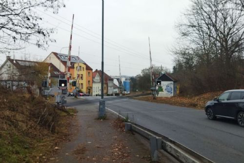 Přejezd v Samaritské ulici v Plzni se na měsíc uzavře. Změní se i trasa autobusu 29