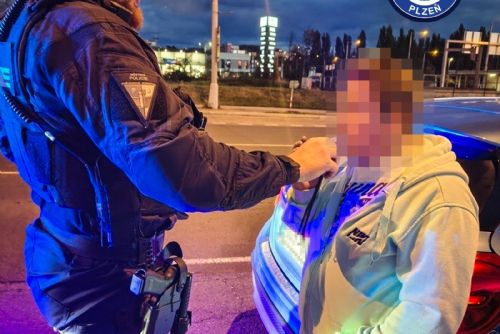 Kličkoval s Mercedesem po Plzni. Řidič nadýchal neuvěřitelných 3,59 promile alkoholu