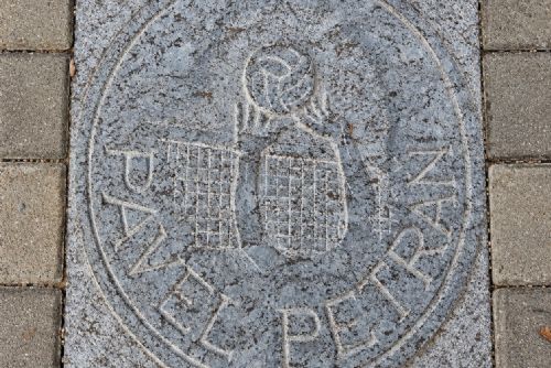 Kladruby mají svůj Chodník cti a slávy! První dvě dlaždice připomínají významné osobnosti města