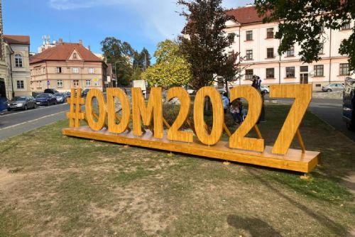 Domažličtí učni vyrobili dřevěné logo olympiády. Zdobí prostor u autobusového nádraží