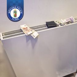 Nejdřív usnul u bankomatu, pak tam peněženku i tisíce korun nechal ležet