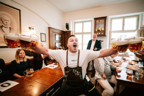 Deset plzeňských piv, 41 schodů a boj o každou vteřinu. Pinkasovu noční můru ovládl Čech