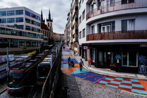 Antonínskou ulici u Strossmayerova náměstí oživila barevná malba. Podíleli se na ní i školáci
