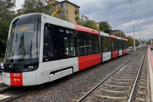 Policie zadržela muže, který v tramvaji 22 na Malé Straně vytáhl nůž kvůli pláči dítěte