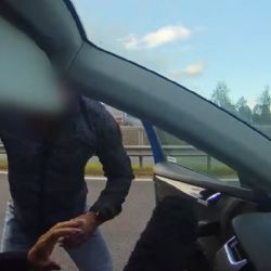 Na D6 u Jesenice řidič vybrzdil ženu a napadl ji před dcerou. Ta útok zachytila na kameru