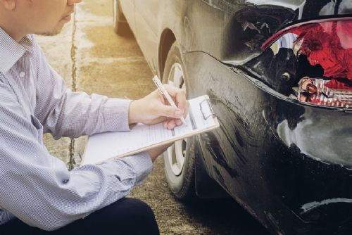 V Praze se drobné nehody často řeší bez policie. Od července 2025 platí hranice 200 000 Kč