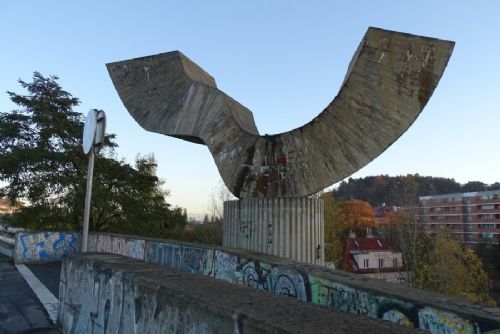 Praha vrátí sochu Rovnováha k Barrandovskému mostu. Obnova se opozdí a prodraží