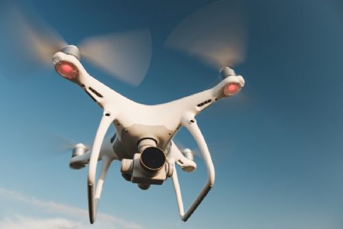 Dron ve výšce 1,3 kilometru spatřila posádka SAS nad Štěrboholy. Pilota policie nenašla, případ odložila