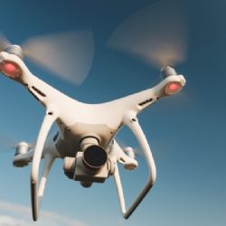 Dron ve výšce 1,3 kilometru spatřila posádka SAS nad Štěrboholy. Pilota policie nenašla, případ odložila